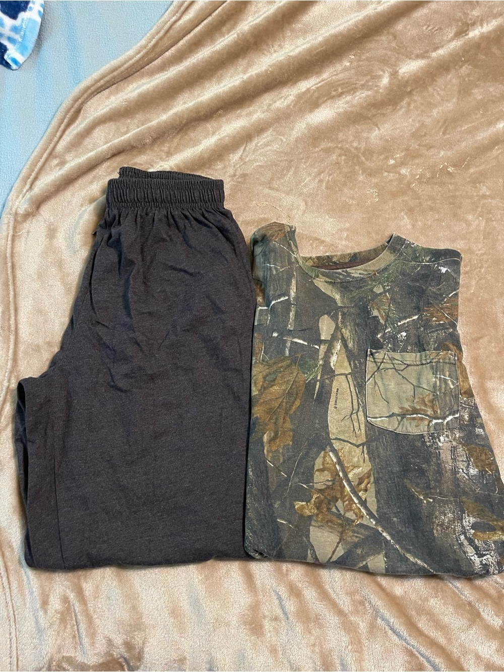 Men’s Mossy Oak Camouflage Short Sleeve Tee -  and brown Starter pants.size M